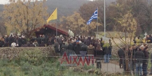 Με κλαρίνα και χειροκροτήματα οι κηδείες των δύο φίλων στο Μεσολόγγι