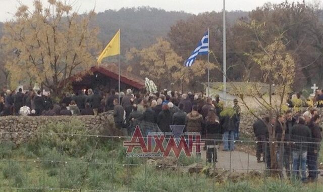Με κλαρίνα και χειροκροτήματα οι κηδείες των δύο φίλων στο Μεσολόγγι