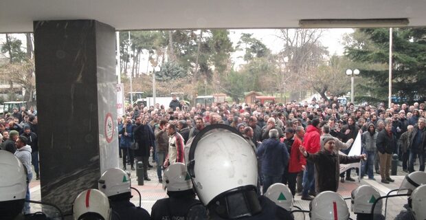Βίντεο: Ξύλο σε άνδρα των ΜΑΤ από αγρότες στη Ροδόπη. ‘Δεν είμαστε σάκος του μποξ’, απαντούν οι αστυνομικοί