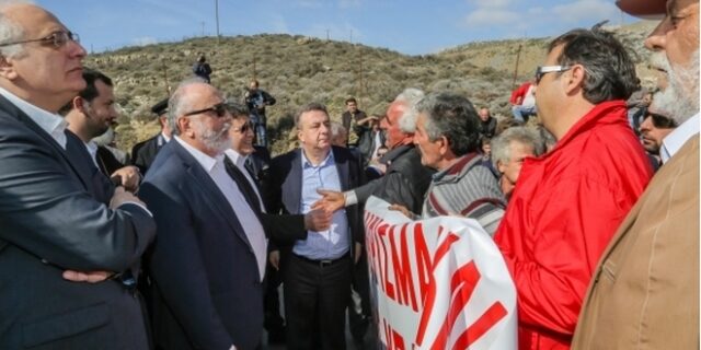 Έστησαν μπλόκο στον Κουρουμπλή οι αγρότες της Κρήτης