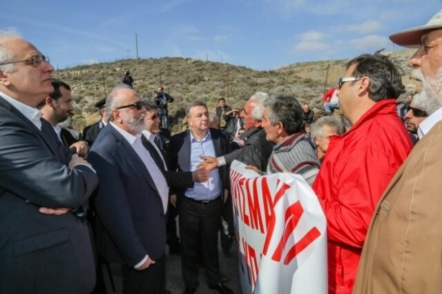 Έστησαν μπλόκο στον Κουρουμπλή οι αγρότες της Κρήτης