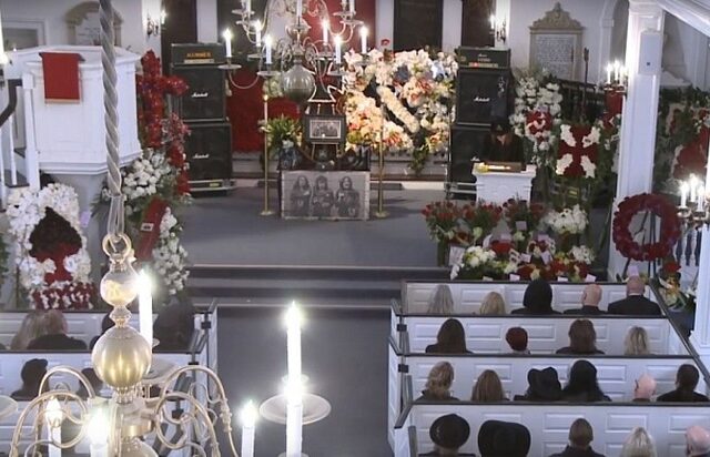 Υπό το βλέμμα 230.000 θαυμαστών, η κηδεία του Lemmy