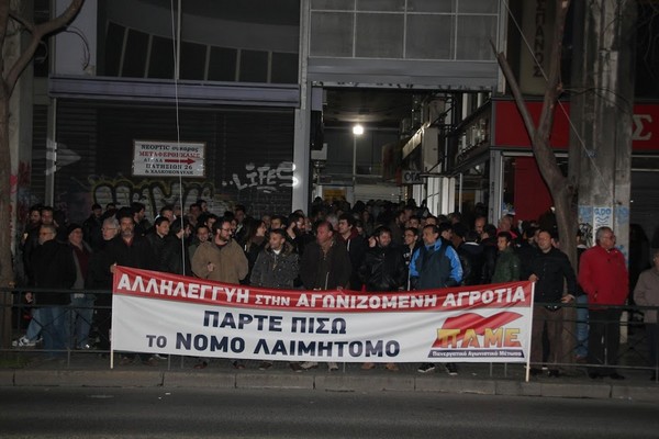 Συμβολική κατάληψη του ΠΑΜΕ στα γραφεία του ΟΓΑ