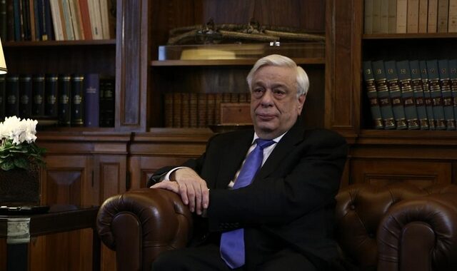 Παυλόπουλος: Εξυμνεί τη Μέρκελ, δεν ξεχνά τις πολεμικές αποζημιώσεις