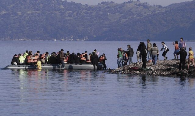 Ελεύθεροι με περιοριστικούς όρους οι πέντε εργαζόμενοι σε ΜΚΟ