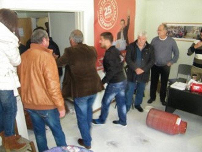 Επεισοδιακή επίσκεψη αγροτών στα γραφεία του ΣΥΡΙΖΑ στο Ρέθυμνο