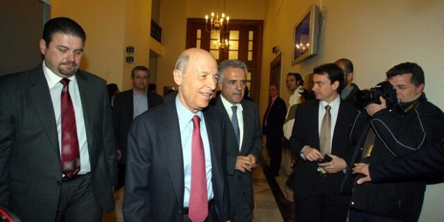 Άλλοι επτά υπάλληλοι με πλαστά πτυχία στη Βουλή. Κρούσμα και στο γραφείο Σημίτη