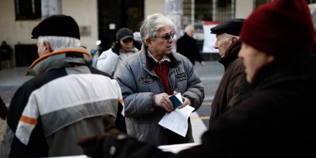 Σοκ στον ΟΑΕΕ: Αυξάνεται το όριο ηλικίας. “Mαχαίρι” στις πρόωρες συντάξεις