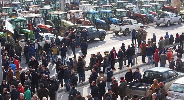 Σκληραίνουν την στάση τους οι αγρότες