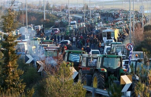 Κλείνουν πάλι τα Τέμπη οι αγρότες. Απειλούν να κλείσουν και την εθνική οδό