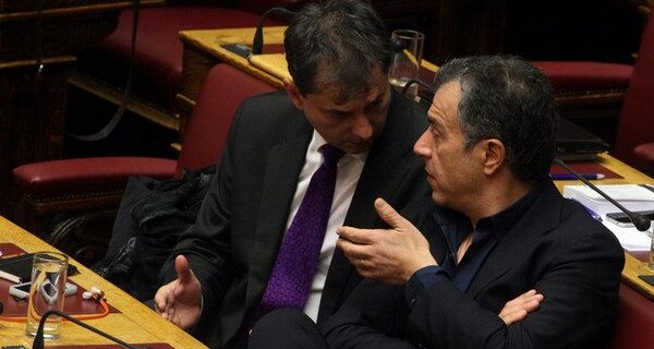 Ο Θεοχάρης διαφοροποιείται από τη γραμμή του Ποταμιού για Μουζάλα και συντάσσεται με ΝΔ