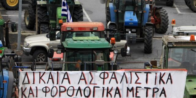 Τα τρακτέρ καλλιεργούν το έδαφος για εκλογές