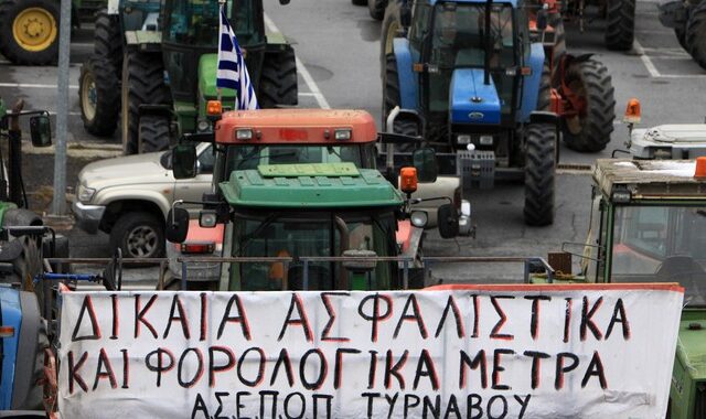 Τα τρακτέρ καλλιεργούν το έδαφος για εκλογές