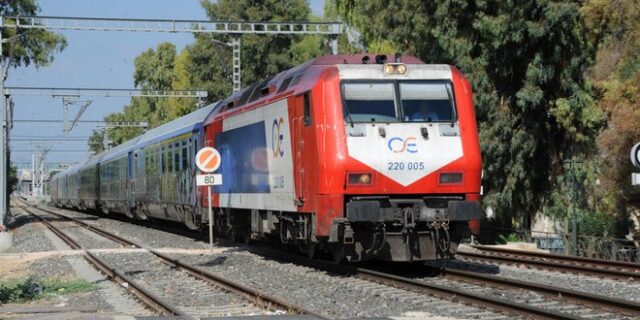 Ένας νεκρός σε σύγκρουση αυτοκινήτου με τρένο στη Λάρισα