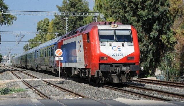 Ένας νεκρός σε σύγκρουση αυτοκινήτου με τρένο στη Λάρισα