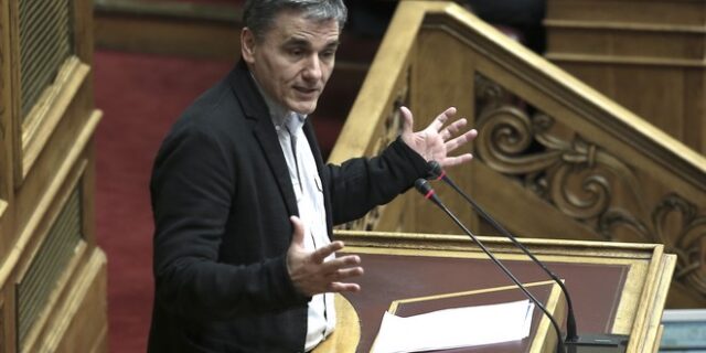 Παραδοχή συνολικής ευθύνης αλλά και αιχμές Τσακαλώτου για Βαρουφάκη. Τι είπε για Μητσοτάκη