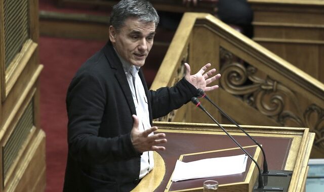 Παραδοχή συνολικής ευθύνης αλλά και αιχμές Τσακαλώτου για Βαρουφάκη. Τι είπε για Μητσοτάκη