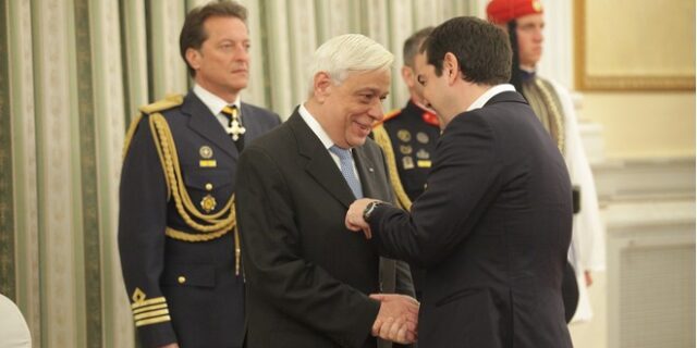 Παυλόπουλος σε Τσίπρα: Φέτος θα βγούμε από το μνημόνιο και θα φορέσεις γραβάτα