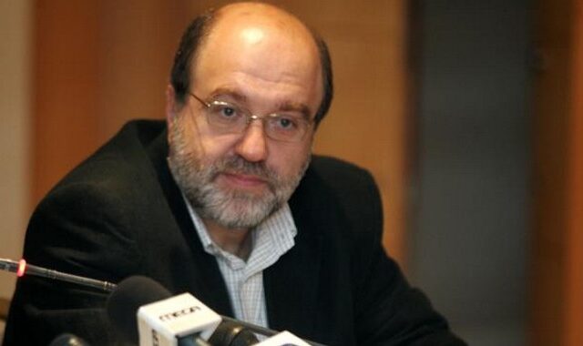 Αλεξιάδης: Αφορολόγητο μόνο μέσω κάρτας ή τράπεζας