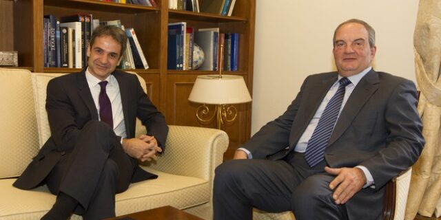 Καραμανλής-Μητσοτάκης: Αγκαλιές με συμβολισμούς ενότητας
