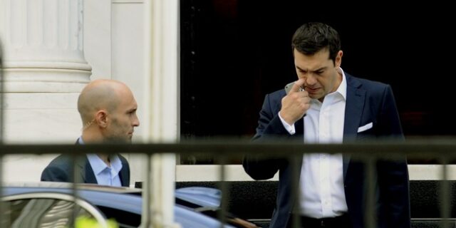 Σύσκεψη στο Μαξίμου υπό τον Τσίπρα για το κυβερνητικό έργο και το ασφαλιστικό