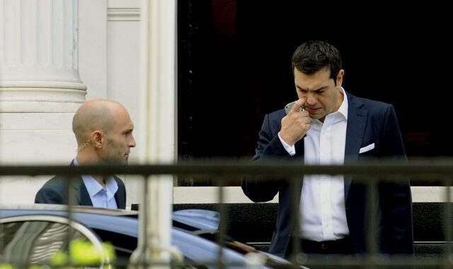 Σύσκεψη στο Μαξίμου υπό τον Τσίπρα για το κυβερνητικό έργο και το ασφαλιστικό