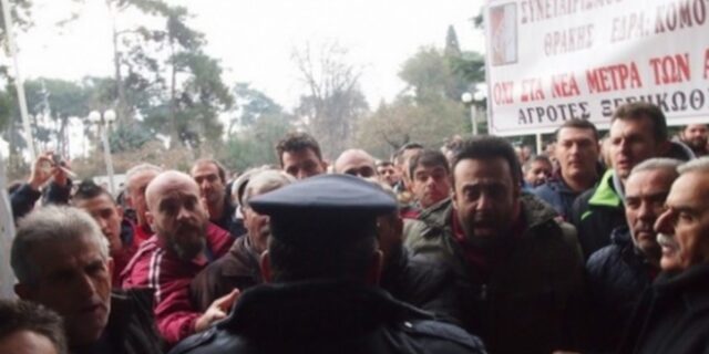 Σοβαρά επεισόδια με αγρότες στην Κομοτηνή. Επιχείρησαν να δουν τον Αποστόλου