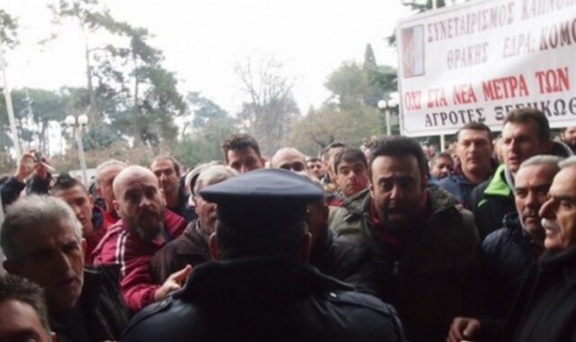 Σοβαρά επεισόδια με αγρότες στην Κομοτηνή. Επιχείρησαν να δουν τον Αποστόλου