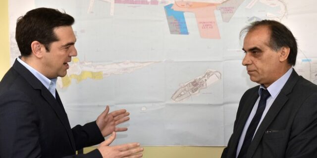 Τσίπρας από δημαρχείο Περάματος: Δεν θα αφήσουμε τους κατοίκους στη Χρυσή Αυγή