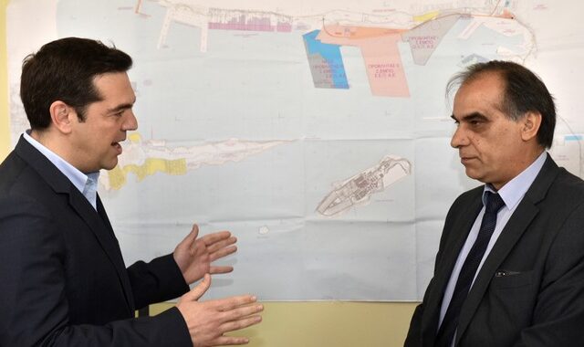 Τσίπρας από δημαρχείο Περάματος: Δεν θα αφήσουμε τους κατοίκους στη Χρυσή Αυγή