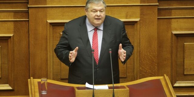 ‘Πολιτικό τάφο’ της κυβέρνησης χαρακτηρίζει ο Βενιζέλος τις τηλεοπτικές άδειες