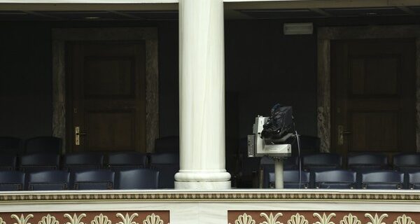 Πόσα ευρώ σύνταξη παίρνουν κατά μέσο όρο οι βουλευτές