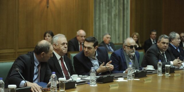 Με αιχμές για Σημίτη- Καραμανλή, το νομοσχέδιο για τη δημόσια διοίκηση στο υπουργικό