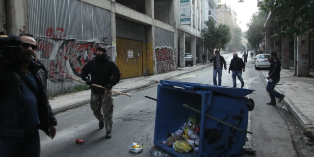 Υπουργείο Αγρ. Ανάπτυξης: Οι αγρότες σπάνε τζάμια με πέτρες. Εκτεταμένη χρήση δακρυγόνων