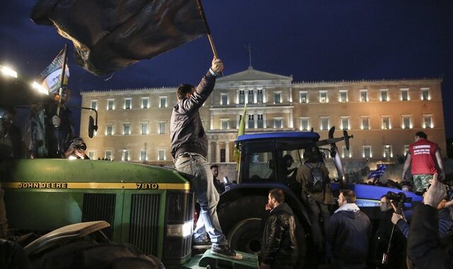 Σε αγρότες και προσφυγικό επικεντρώνει το Μαξίμου