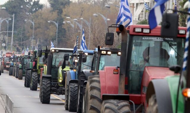 Αναστέλλουν τις κινητοποιήσεις οι αγρότες και αποχωρούν από το μπλόκο των Μικροθηβών