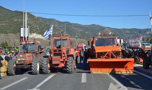 Έτοιμοι να συναντηθούν με τον πρωθυπουργό δηλώνουν οι αγρότες από το μπλόκο των Τεμπών