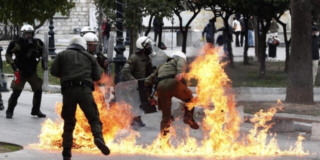 Μολότοφ και στο πολιτικό σκηνικό ρίχνει η απεργία για το ασφαλιστικό