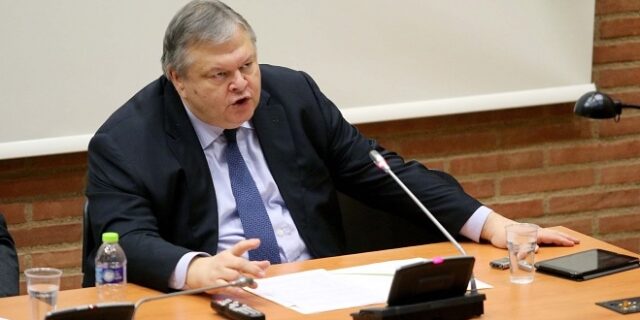 Βενιζέλος: Η κυβέρνηση παρακαλεί και τίθεται υπό την κηδεμονία Μέρκελ και Ολάντ