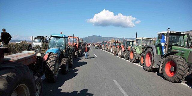 Με 24ωρους και επ΄ αόριστον αποκλεισμούς κλιμακώνουν οι αγρότες τις κινητοποιήσεις τους