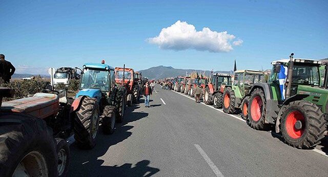 Με 24ωρους και επ΄ αόριστον αποκλεισμούς κλιμακώνουν οι αγρότες τις κινητοποιήσεις τους