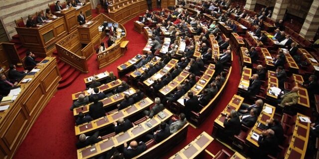 LIVE ΕΙΚΟΝΑ: Κάλυψη όλων των ανασφάλιστων στο παράλληλο πρόγραμμα που ψηφίζεται σήμερα