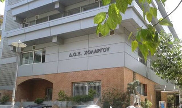 Εφοριακός κατηγορούμενη για υπεξαίρεση