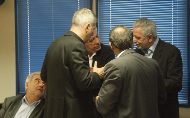 Ο Δρίτσας και η τριμελής επιτροπή από πεντέξι άτομα