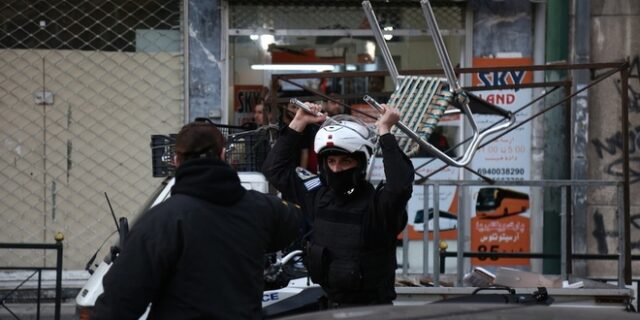 Ξύλο ‘νέας εποχής’. Το καρέ που οδήγησε σε προσαγωγή φωτορεπόρτερ