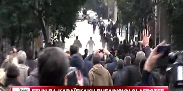 Βίντεο: Οι αγρότες κυνήγησαν τα ΜΑΤ στην πλατεία Καραΐσκάκη