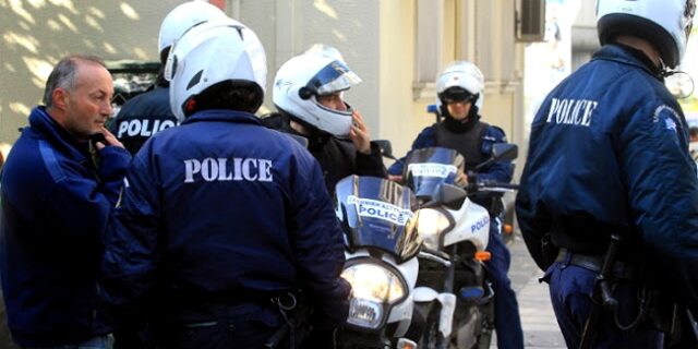 Τους μαχαίρωσαν, τους λήστεψαν, τους έβαλαν σε πορτ παγκάζ αυτοκινήτου και συνέχισαν να τους βασανίζουν