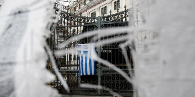 Τις ‘κίτρινες κάρτες’ των δανειστών μετρά η Αθήνα. Αδιάλλακτο το κουαρτέτο