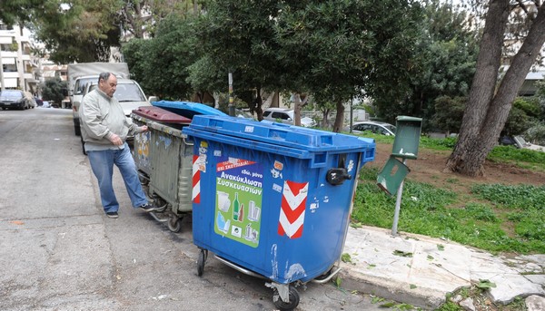 Αμπελόκηποι: Βρέθηκαν βάζα με έμβρυα μέσα σε κάδο απορριμμάτων