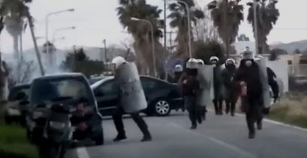 Βίντεο αστυνομικής παράνοιας. Άνδρας των ΜΑΤ δέρνει Smart